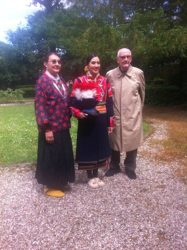 Terry, Erica et le père Louis Salesse, membre d'OK-OC