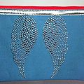v) Pochettes Strass