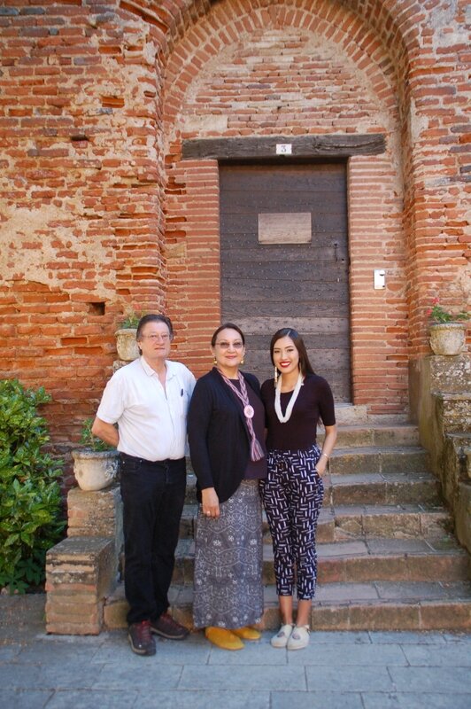 Gabriel Serra, maire, accueille Terry et Erica à la porte du château-école