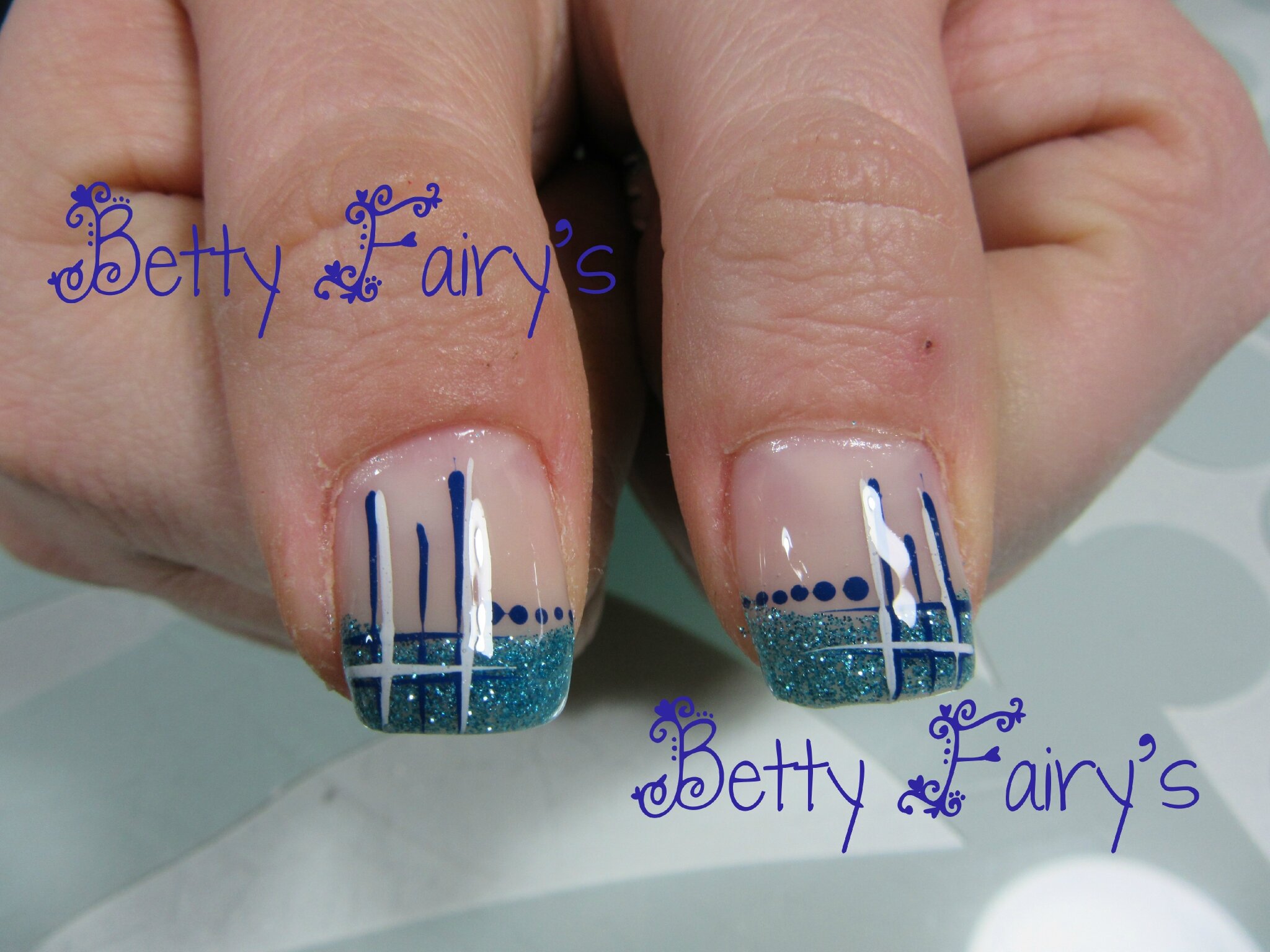 French pailleté bleu, gel mask, déco bleu marine et blanc.