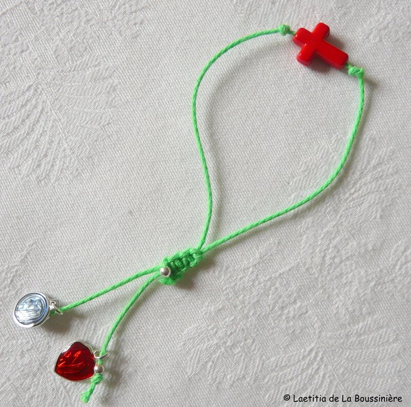 Bracelet Croix fluo (rouge, fil vert fluo)