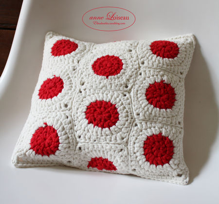 AnneLoiseau_coussin_pois_crochet_2