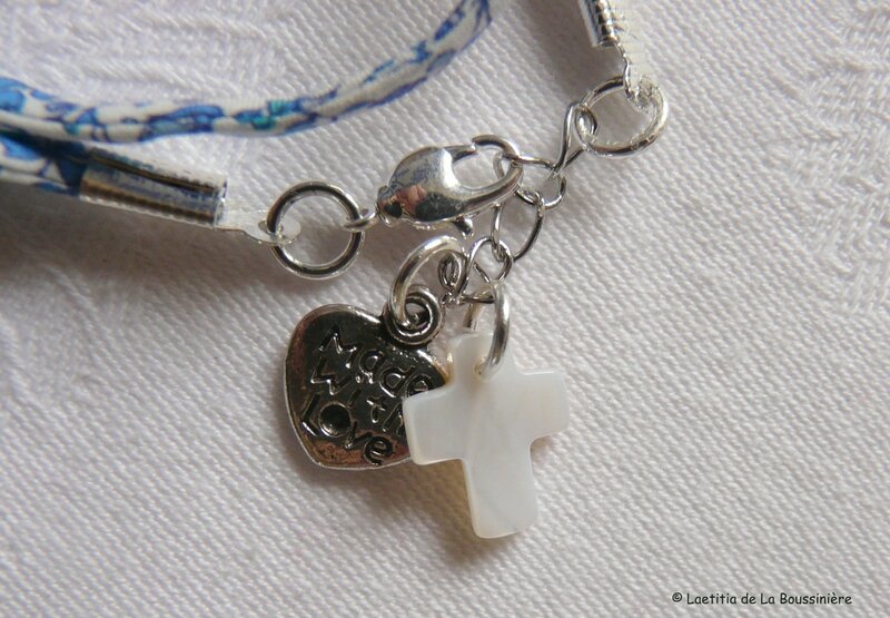 Bracelet Marie sur ruban petites fleurs bleues (détails de la Croix en nacre au niveau du fermoir)