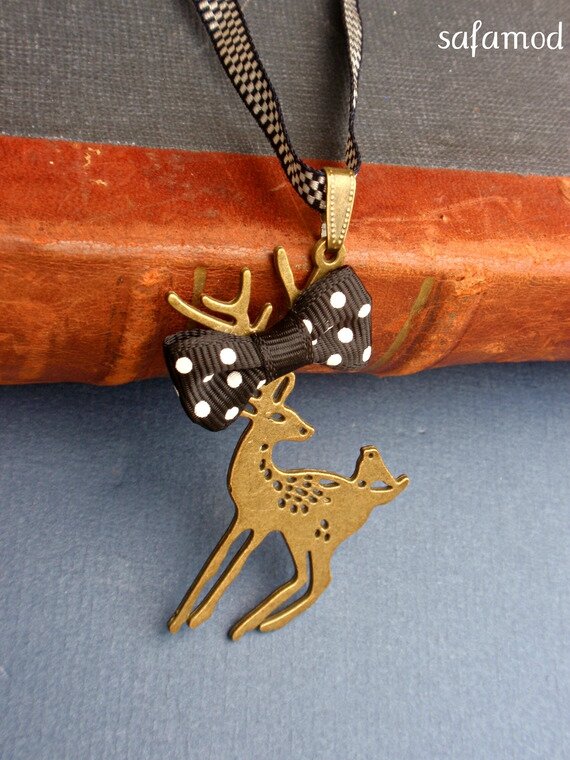 Collier grand pendentif cerf ruban nœud blanc et noir