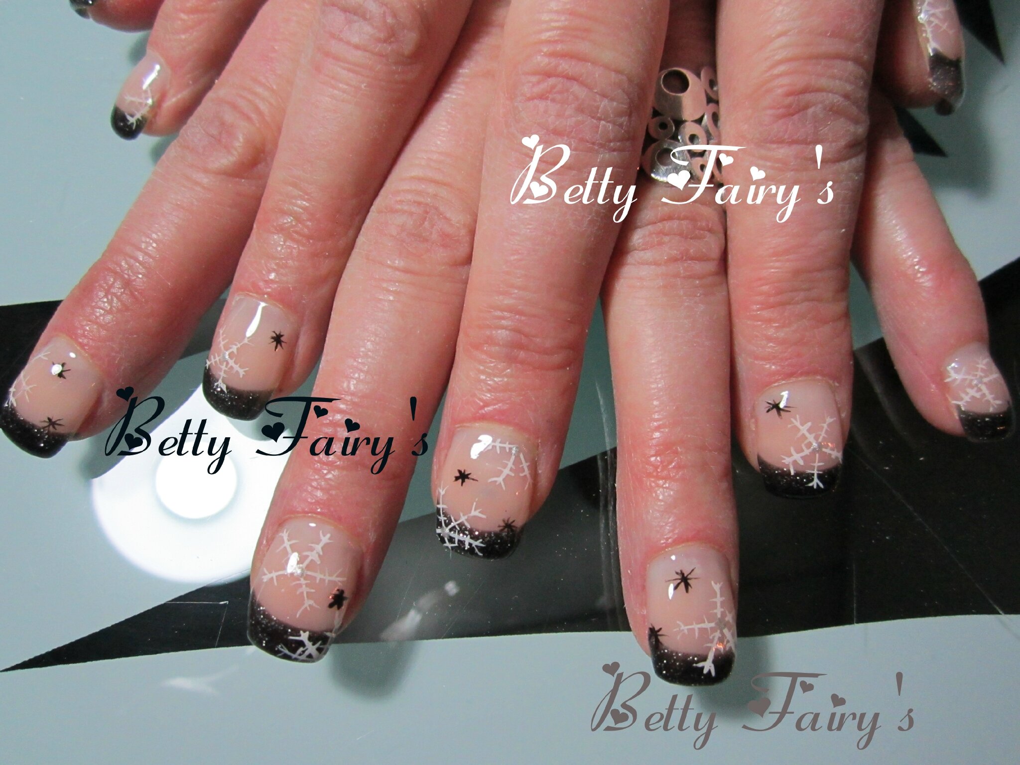 French gel thermo noir,argent pailleté, gel mask, flocon de neige blanc, argent et étoile noir.