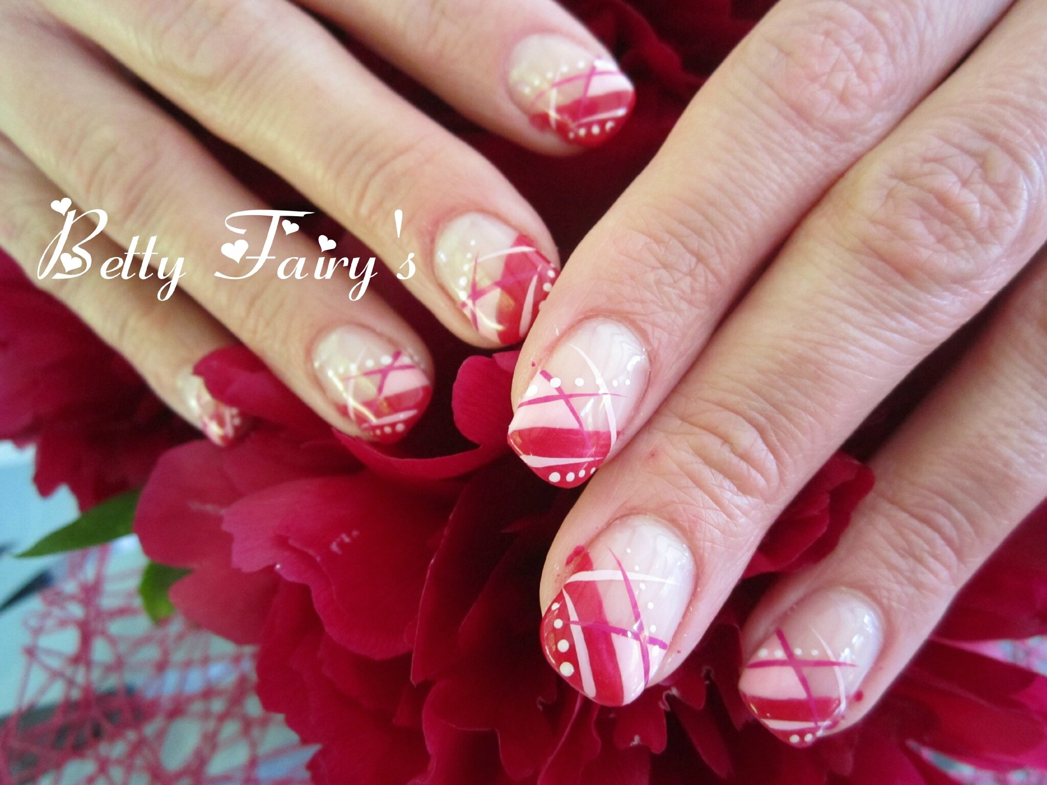 French bi,color lollypop red et rose pastel, gel mask, décos blanche, rose vif et rose pastel.