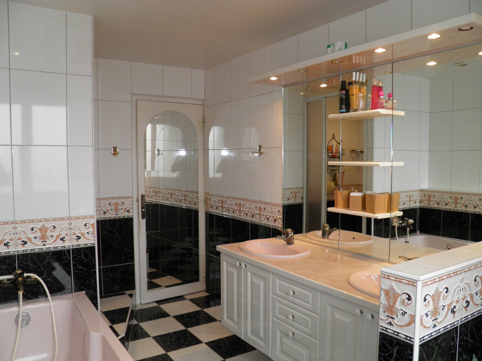 Salle de bain avec baignoire – lombards