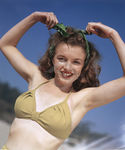 1945 Beach Sitting Yellow Bikini Norma Jeane par André De Dienes