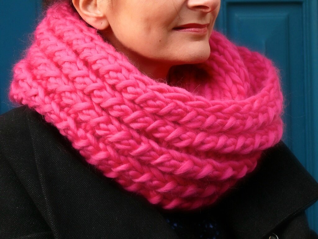 tricoter un snood rose