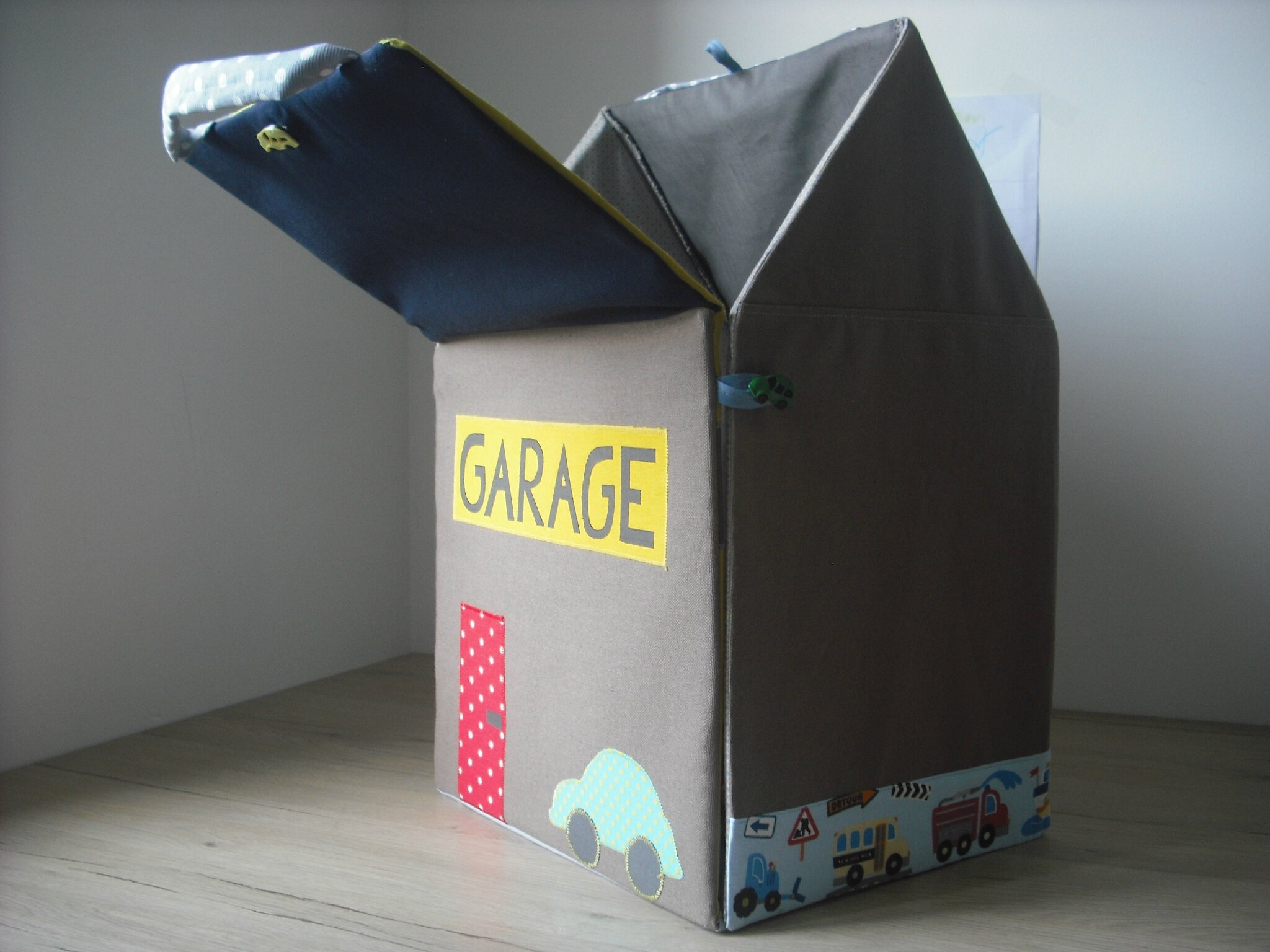 Garage et circuit pour petites voitures les petits trésors de ...