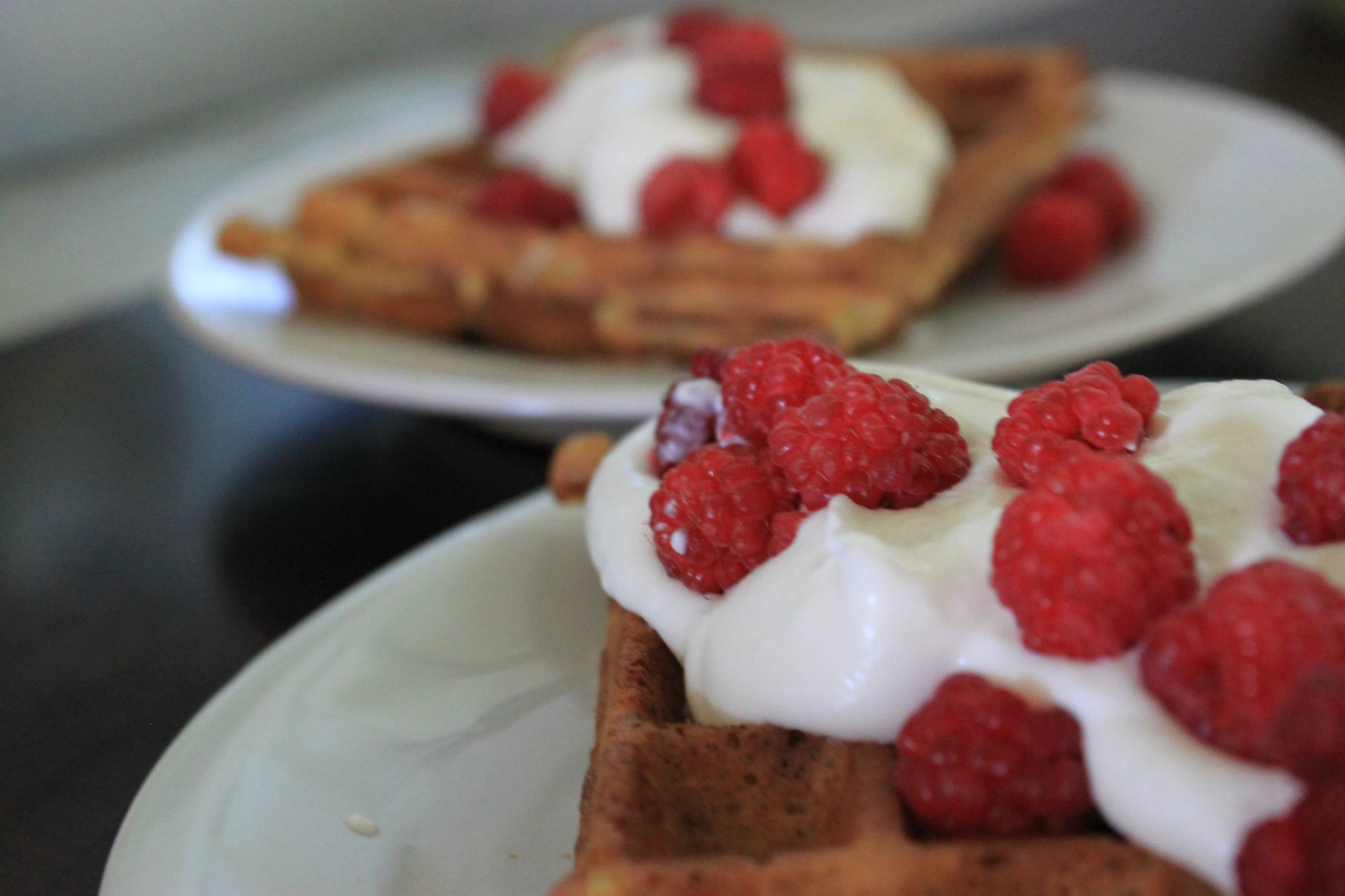 Gaufres aux noisettes, chantilly aux framboises