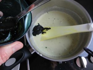 Ajout de la gélatine et de la pâte de pistache Ajout de la gélatine et de la pâte de pistache