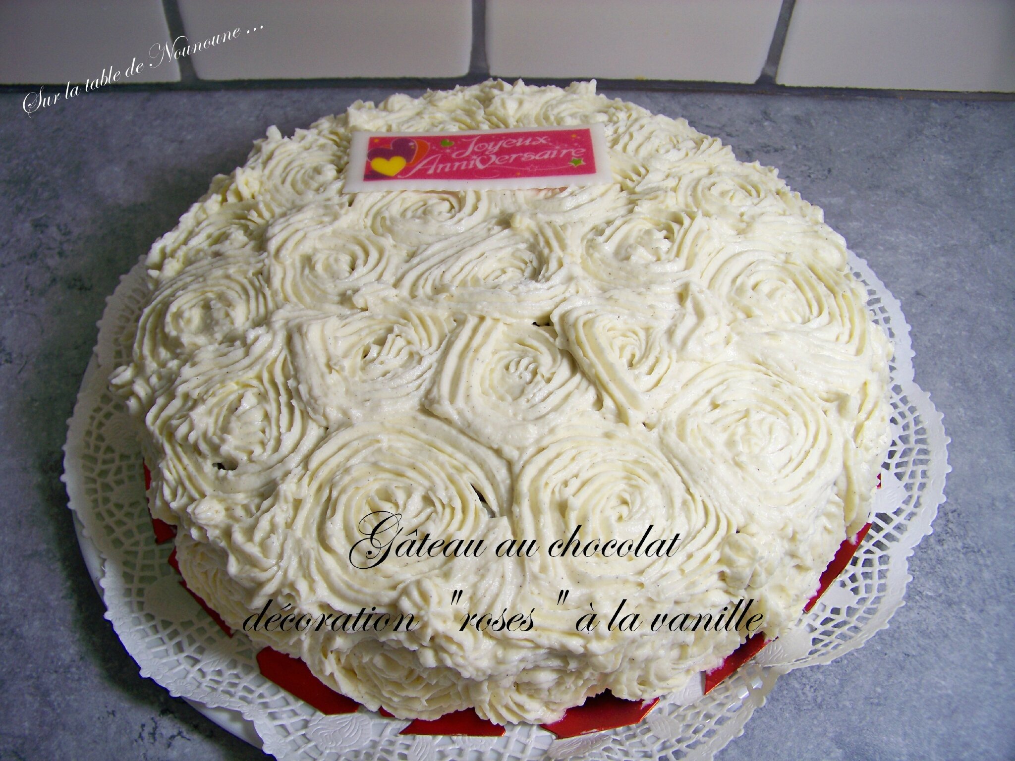 Gateau au chocolat, décoration "roses" à la vanille sur la table ...