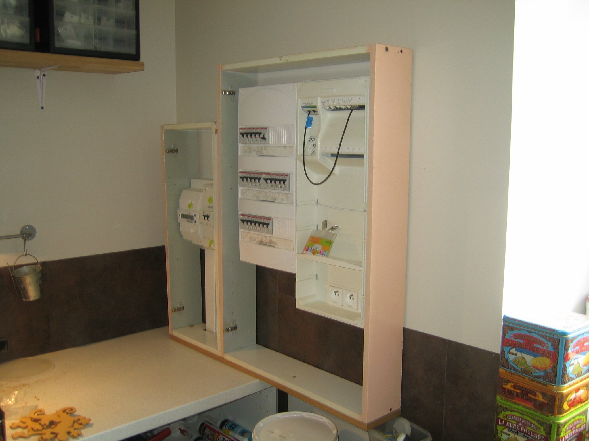 Minute bricolage : fabriquer un meuble pour cacher les compteurs ...
