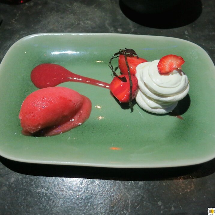 Vacherin de fraises “mara des bois” au shizo, sorbet fraise