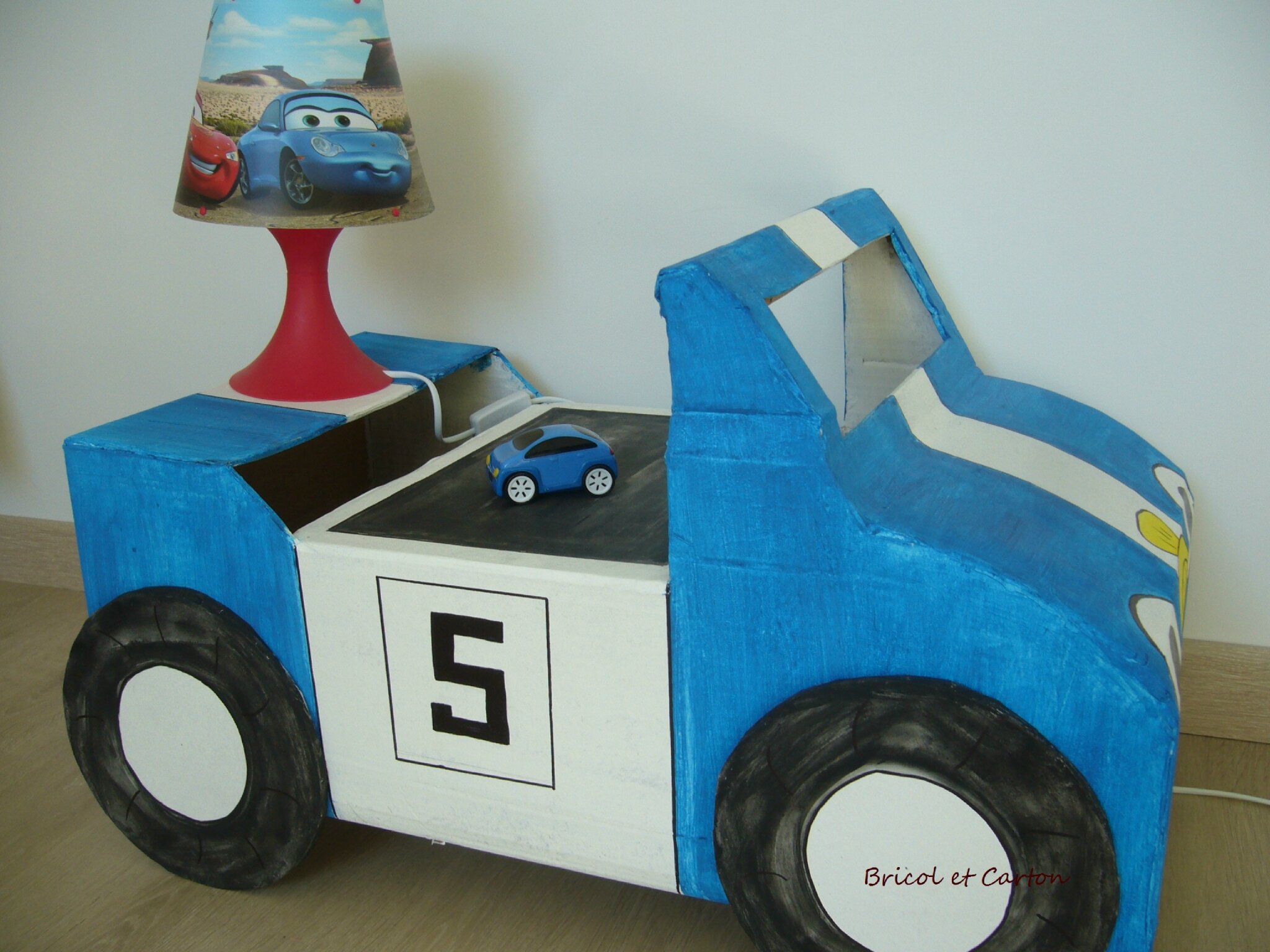 Voiture de course pour enfant en carton bricol et carton