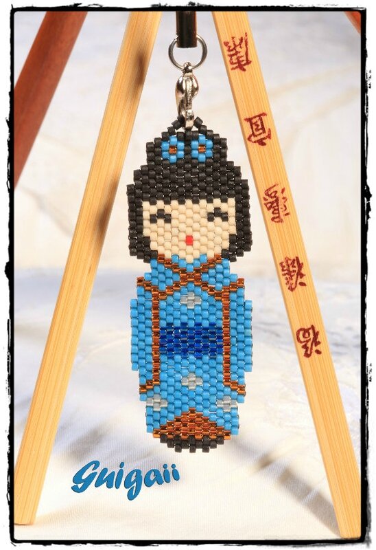 Kokeshi bleue S-framed