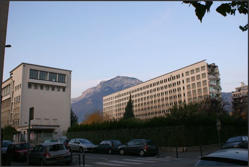 Démolition du lycée des Eaux Claires à GRENOBLE 38 Eclats de Vie et Lumières du Coeur Démolition du lycée des Eaux Claires à GRENOBLE 38 Eclats de Vie et Lumières du Coeur