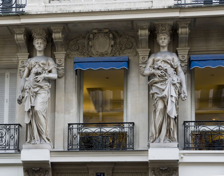 Cariatides en pied 71 rue de Provence  Cariatides,atlantes, sculptures