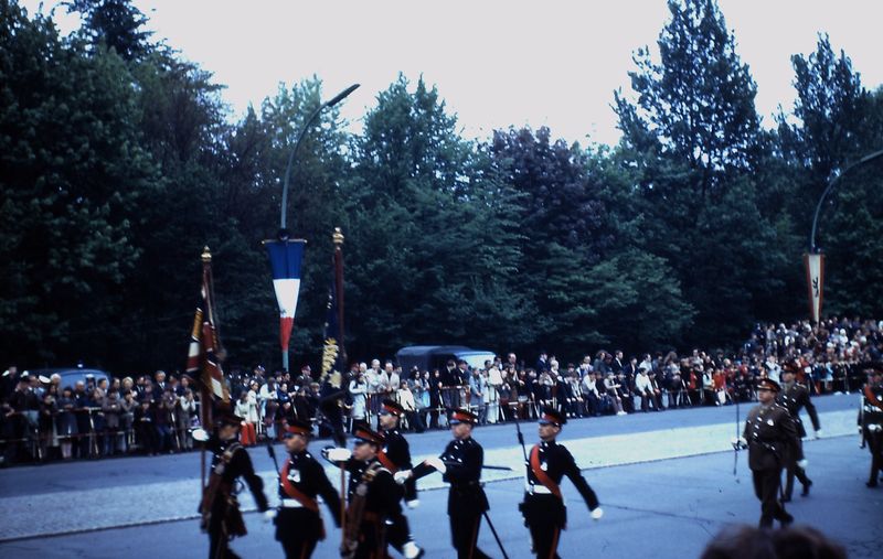 042 Défil-Inter-Alliés Berlin 13-05-1972 GB 1° Bataillon du Queen's Régiment avec Musique et Tambours