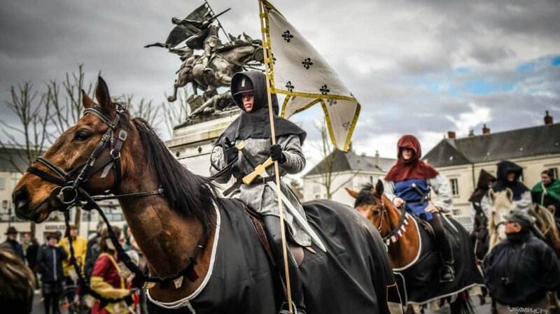 Le retour de la chevauchée de Jeanne d'Arc à Chinon, 589 ans après