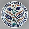 Plat à bouquet symétrique, iznik, vers 1600, période ottomane (13e siècle-1922)
