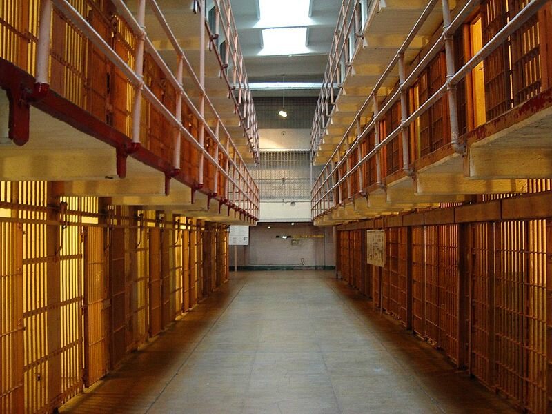 800px-Zellentrakt_in_Alcatraz