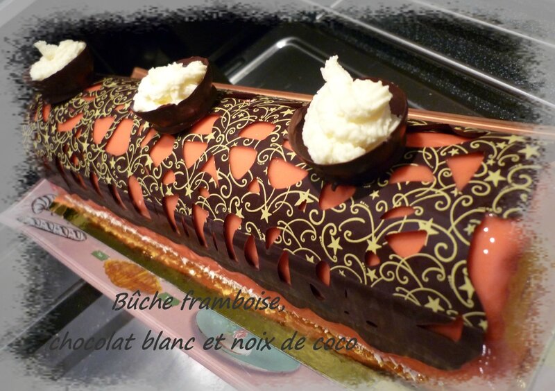 Buche Mousse De Framboise Insert Chocolat Blanc Noix De Coco La Petite Cuisine De Framboisine