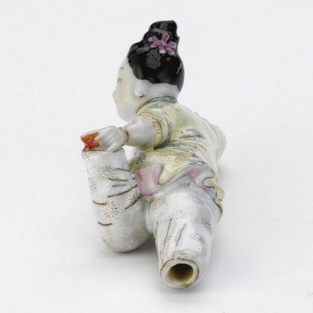 An enamelled porcelain reclining lady snuff bottle, 1795 