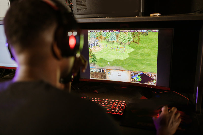 Une personne jouant à un jeu PC