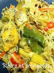 Wok mix de poisson et nouilles de riz gros plan