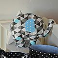 coussin doudou éléphant géométrique chevron gris bleu noir - décoration chambre bébé garçon chevron géométrique gris bleu noir