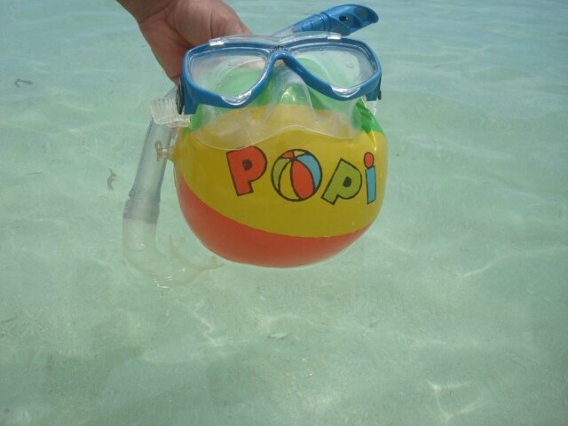 Popi fait du snorkling aux Maldives