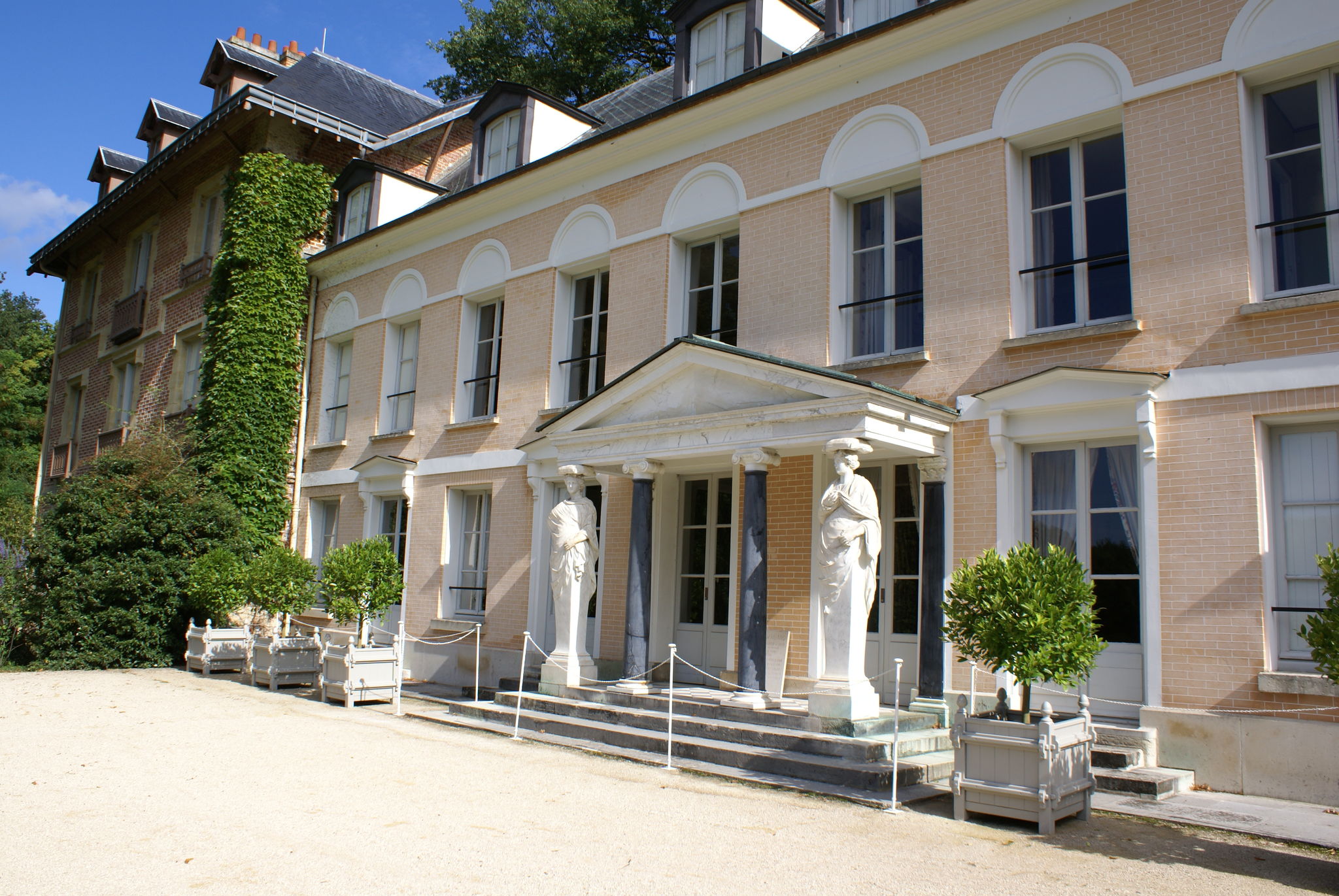 La Vallee Aux Loups Robinson Maison De Chateaubriand Cariatides Atlantes Sculptures En Facade A Paris La Vallee Aux Loups Robinson Maison De Chateaubriand Cariatides Atlantes Sculptures En Facade A Paris