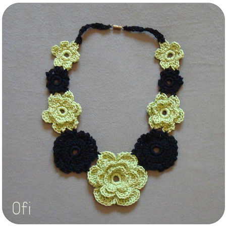 collier_fleurs_anis_et_noir_au_crochet