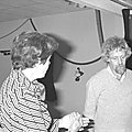 1981 16 05 Ferdi Postuma de Boër 6 Avec Lina Vadé, maire, peinture salle des fêtes