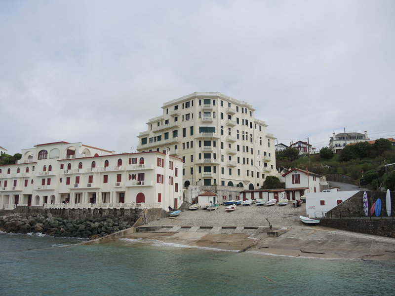 Guéthary, le port et Getaria, vue de la jetée (64)