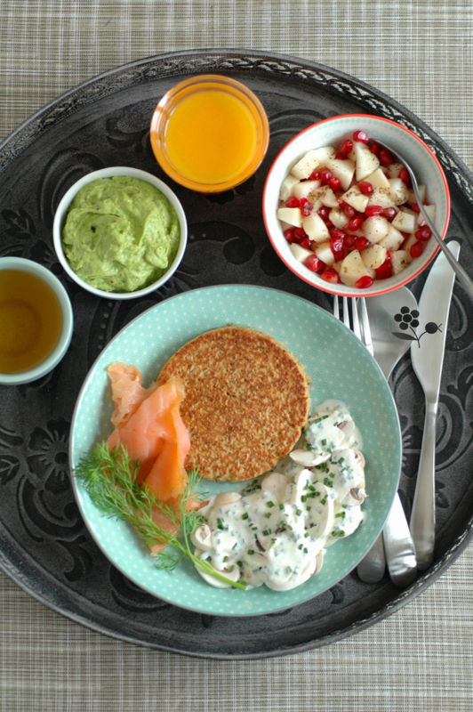 Plateau galette de flocons de céréales-sésame-salade du pêcheur, saumon fumé & guacamole, salade de champignons sauce crème & ciboulette, poire Nashi-arilles de grenade-vanille_1