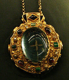 220px-Talisman_de_Charlemagne_Tau