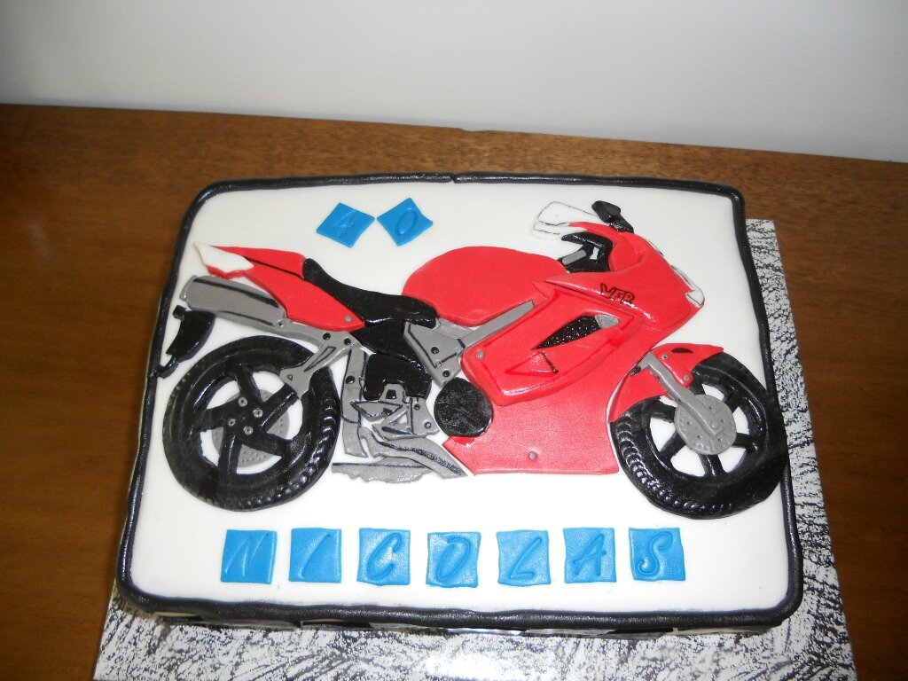 Gateau Pate A Sucre Moto Vfr Rouge Gateaux Feeriques De Sylvie