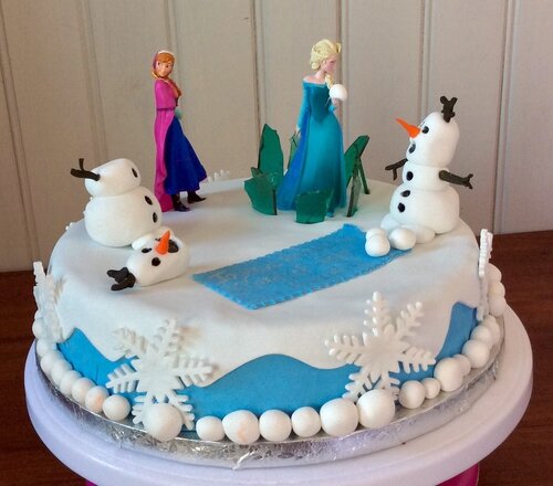 Gâteau Reine des neiges figurine Elsa et Olaf en pâte à sucre vegan