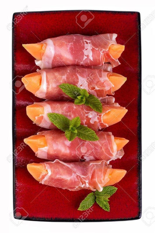 20691402-tranches-de-jambon-de-parme-et-démarreur-de-melon-servis-sur-un-plateau-en-céramique-rouge-sur-fond-blan