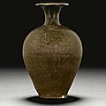 A black-glazed vase, Tang dynasty (618-907)