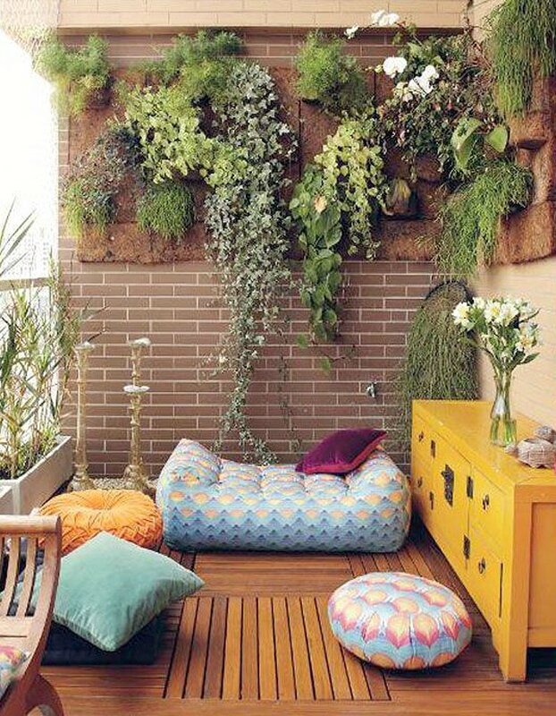 Balcon-tapisse-d-un-mur-vegetal