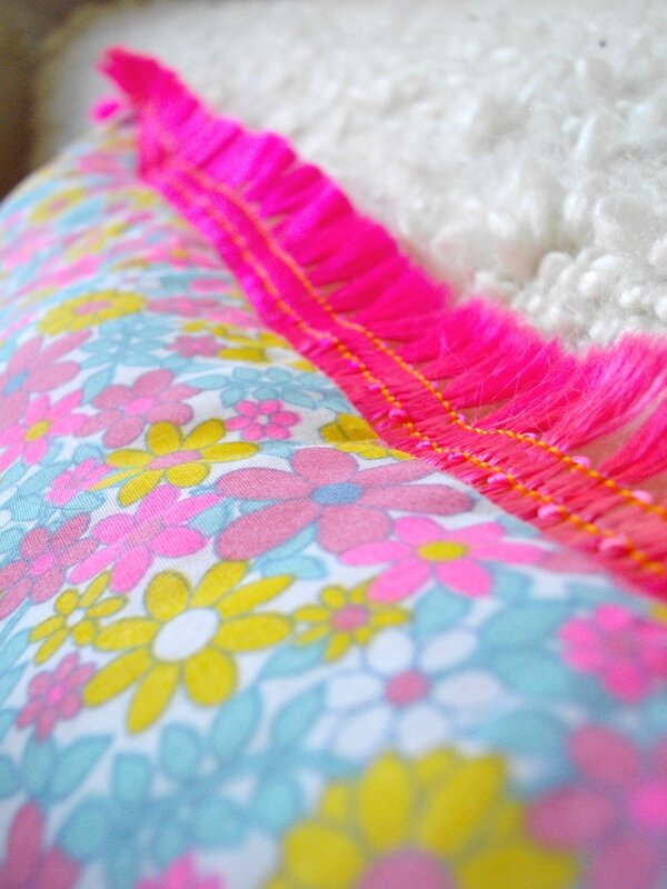galon-frange-rose-fluo-projet-12-créatif-coussin-fleur-rose-jaune-bleu