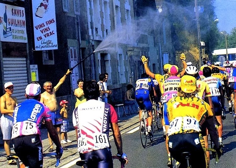 1995 Le peloton assommé par la grosse chaleur qui règne sur cette étape