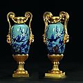 Paire de vases « aux lions ». chine, xviiie siècle pour la porcelaine. paris, époque louis xvi pour la monture