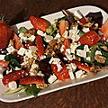Assiette de salade de fraises, feta et noix