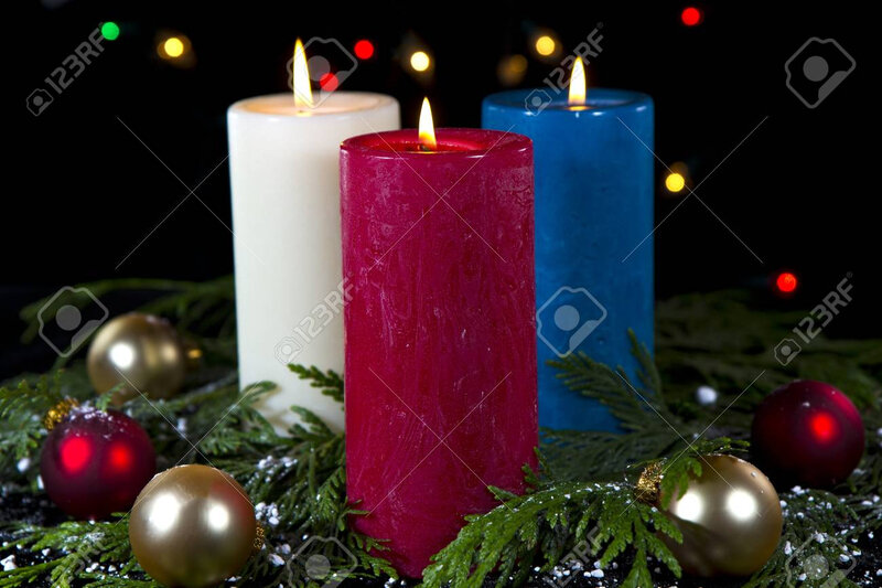 10061953-bougies-colorées-en-blanc-rouge-bleu-dans-la-mise-saisonnières-sur-fond-noir