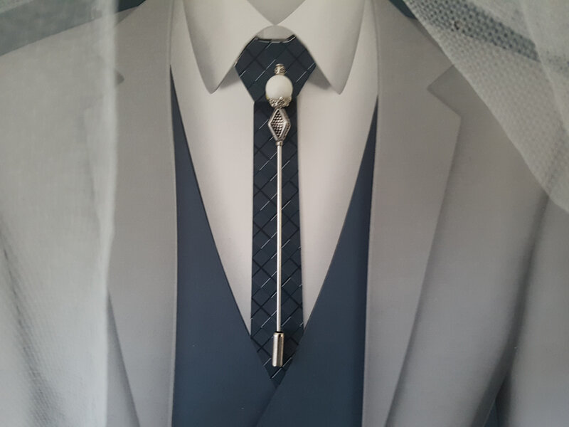 Epingle à cravate ou lavallière blanc et argent